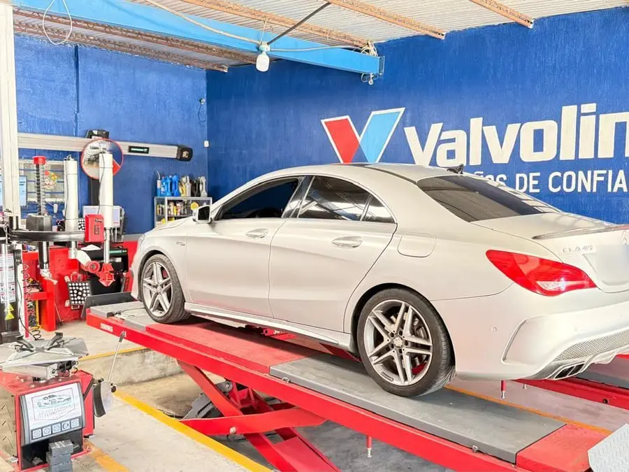 Mercedes-Benz CLA sobre la rampa de alineación del taller
