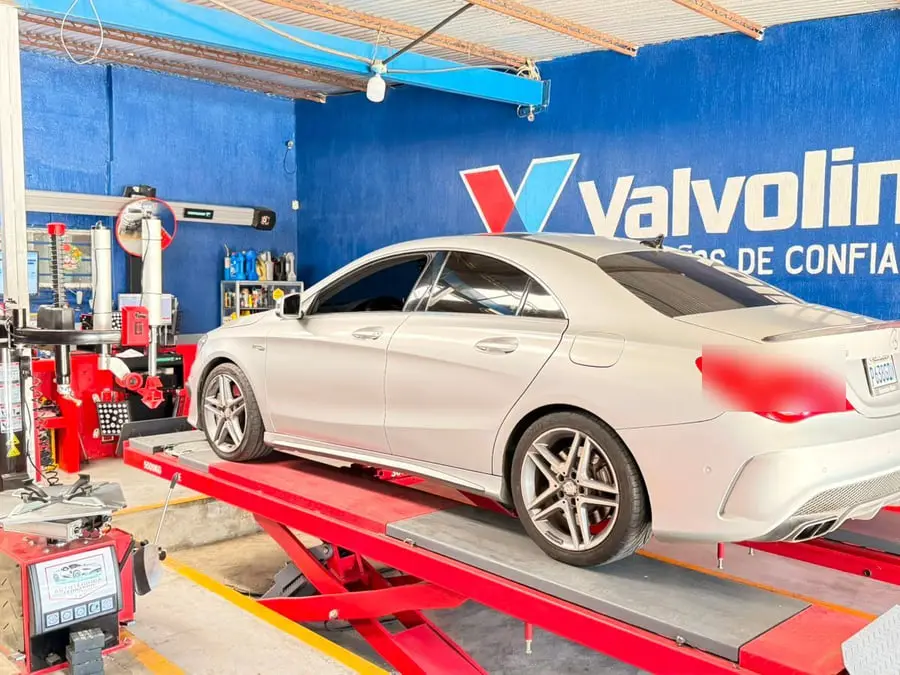 Mercedes-Benz CLA sobre la rampa de alineación del taller