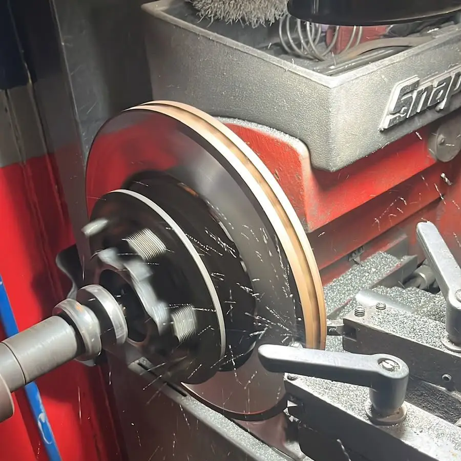 Rectificado de un disco de freno en la máquina rectificadora del taller