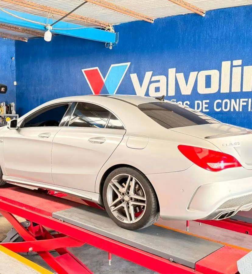 Mercedes-Benz CLA 45 AMG sobre la rampa de alineación en el taller de Auto Técnica Leonardo