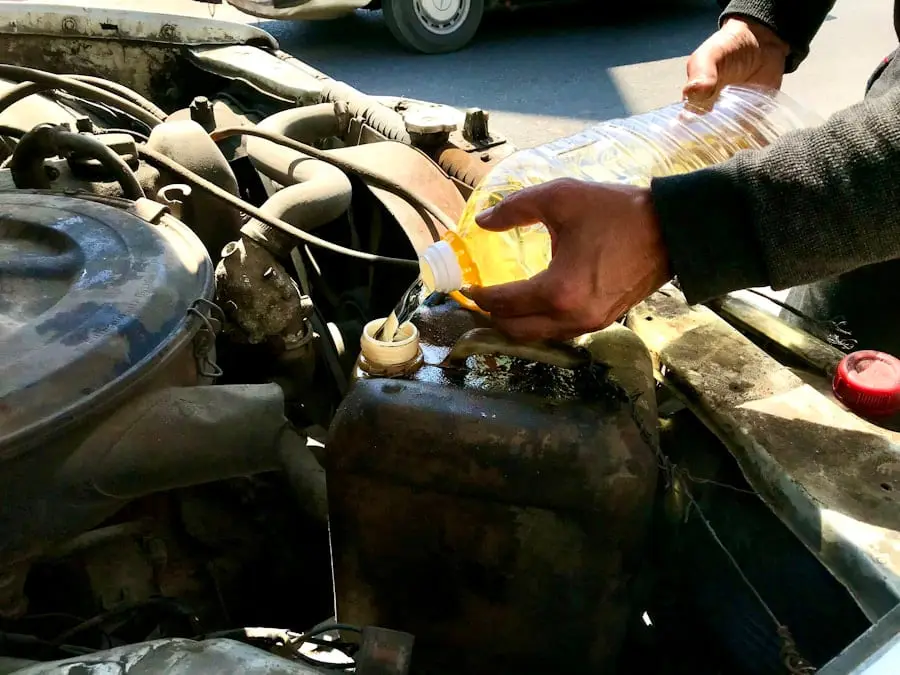 Llenado de refrigerante en el depósito del motor de un vehículo